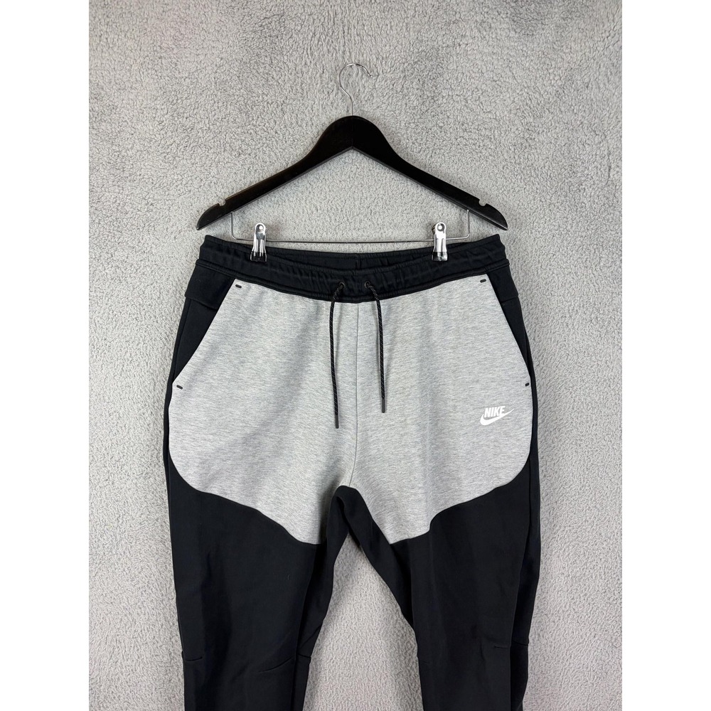Nike Men’s Black and Gray Two-Tone Jogger Sweatpants